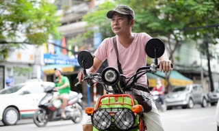 Tấn Beo sống bình dị, thân thiện nên người bán vé số cũng thân thiết với anh. Ảnh: Nguyễn Bá Ngọc.