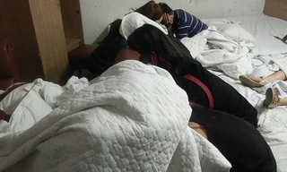 Hàng chục nam nữ bị cảnh sát phát hiện có biểu hiện sử dụng ma túy trong một đợt kiểm tra khách sạn trên địa bàn quận 8, TP HCM vào tháng 6 vừa qua.