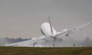 Máy bay chao đảo vì gió lớn trên đường băng Czech