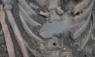 Các bộ hài cốt được tìm thấy ở Ba Lan có thể là nạn nhân của nghi thức chôn cất ma cà rồng. Ảnh: Krzysztof Socha.