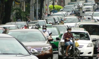 Trung tâm TPHCM trở nên chật chội vì lưu lượng ô tô ra vào quá lớn.