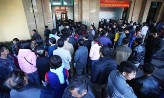 Hàng trăm người xếp hàng từ mờ sáng đổi giấy phép lái xe