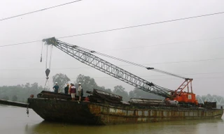 Xà lan đứt neo trôi tự do trên sông.