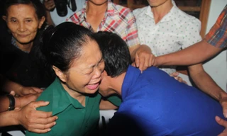 Phút giây xúc động của tình mẫu tử. 