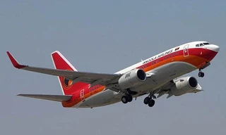 Máy bay hạ cánh khẩn cấp vì nhân viên vận chuyển bị kẹt