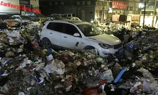 Chiếc Zotye ngập trong rác, tốn 206 USD thuê xe nâng đưa ra ngoài.