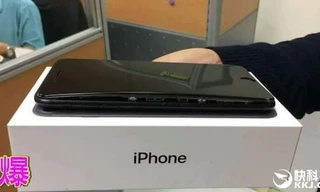 Hình ảnh chiếc iPhone 7 Plus bị phồng pin làm kênh màn hình.