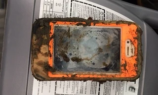 Chiếc iPhone 4 khi mới được lấy từ dưới hồ lên.