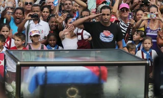 Người Cuba rưng rưng trên đường tiễn biệt lãnh tụ Fidel Castro