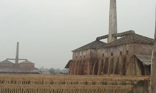 Nhõng lò gạch không phép hoạt động trên địa bàn huyện Sóc Sơn.