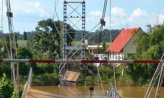 Sập cầu treo tiền tỷ, nhiều người rơi xuống sông