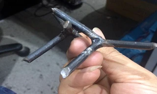 "Đinh tặc" chế những cây đinh nhiều chân bằng thép nhằm tăng khả năng đánh thủng lốp. Ảnh: N. Long.