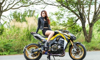 Cô người mẫu chuyên nghiệp tạo dáng cá tính bên chiếc Kawasaki Z1000 độ đồ chơi.