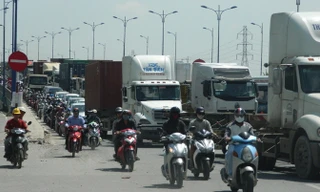 Các tuyến đường ra vào cửa ngõ TPHCM cũng nườm nượp ô tô và thường xuyên bị ùn tắc.