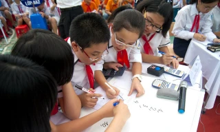 Học sinh tham dự cuộc thi Violympic toán trên mạng.