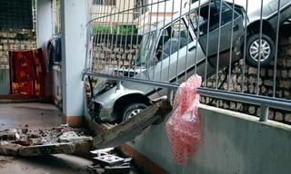 Ôtô ghim chặt đầu vào hàng rào ký túc xá đại học Khánh Hòa. Ảnh: An Phước.