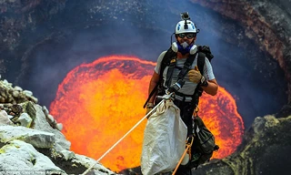 Du khách liều mình ngủ gần miệng núi lửa