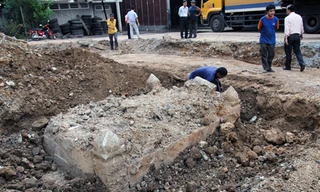 Ngôi mộ cổ được phát hiện khi đào đất làm đường. Ảnh: N.H.G.