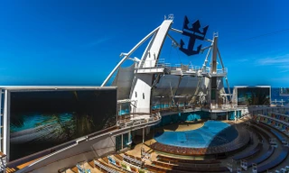 Bên trong du thuyền chứa tới 10.000 người