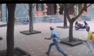 Bản tin 8H: Thực hư clip sư thầy cầm chổi đánh đuổi người đi lễ chùa