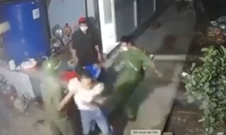 Bản tin 8H: Giáng cấp bậc hàm đại uý công an đá người say rượu