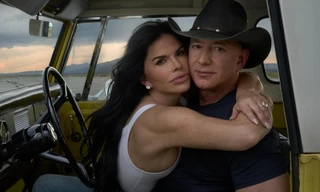 Bức ảnh tỷ phú Amazon ôm bạn gái trên tạp chí gây khó chịu