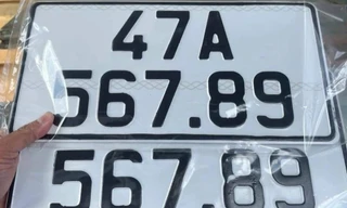 Bản tin 8H: Thanh niên 22 tuổi bốc trúng biển ô tô 'sảnh tiến' 567.89 