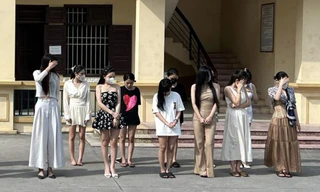 Bản tin 8H: Bắt quả tang nhóm nam nữ 'bay lắc' trong nhà nghỉ