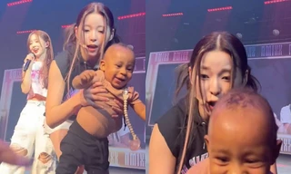 Nhóm nhạc nữ sốc khi một em bé bò lên sân khấu 