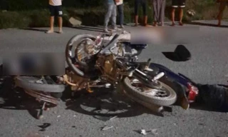 Bản tin 8H: Xe máy đấu đầu làm 3 người tử vong, thai phụ bị thương nặng