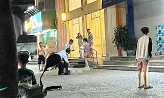 Bản tin 8H: Nữ sinh 14 tuổi rơi xuống trước sảnh chung cư