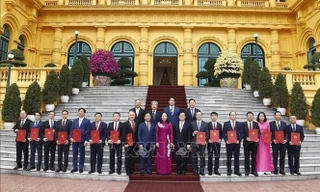 Bản tin 8H: Quyền Chủ tịch nước trao quyết định bổ nhiệm Đại sứ Việt Nam tại nước ngoài