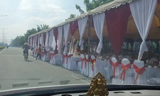 Xôn xao đám cưới dựng rạp như dãy nhà trên đường lớn ở Bình Dương