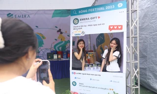 Nườm nượp check-in, mở thẻ, nhận quà siêu xinh 