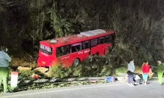 Bản tin 8H: Tài xế chủ động đâm xe khách mất phanh vào vách núi, 13 người thương vong