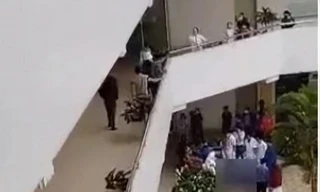 Bản tin 8H: Người phụ nữ mới sinh rơi từ tầng 7 bệnh viện