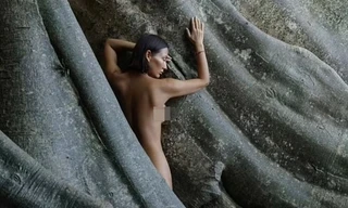 Ngôi sao mạng bị bắt vì khỏa thân trên cây thiêng