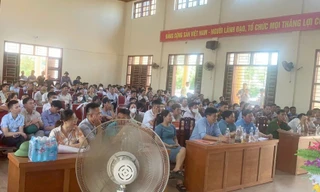 Bản tin 8H: Em trai phó chủ tịch huyện đấu giá trúng 23 lô đất