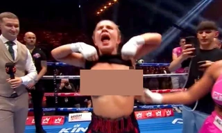 Nữ người mẫu bị chỉ trích vì vén áo ăn mừng trên sàn đấu quyền Anh