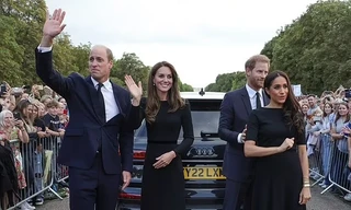 Công nương Kate khó chịu khi đi cạnh Harry và Meghan