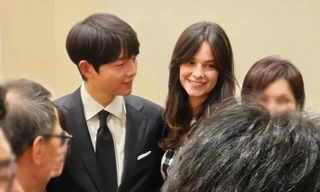 Khoảnh khắc Song Joong Ki và vợ Tây trong đám cưới em gái