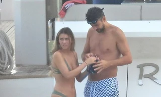 Bất chấp bị cả thế giới ghét bỏ, bạn gái kém 12 tuổi và Pique vẫn hạnh phúc