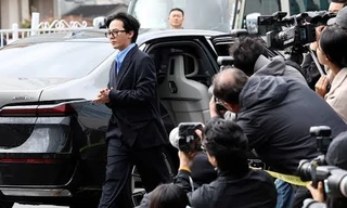 Xe sang chở G-Dragon đến trình diện cảnh sát cháy hàng