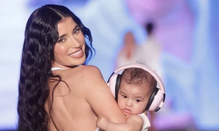 Mỹ nhân bế con gái mới sinh trình diễn ở show áo tắm hot nhất hành tinh