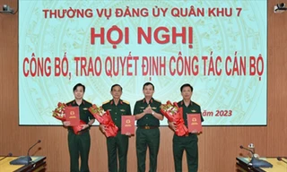 Bản tin 8H: Thường vụ Đảng ủy Quân khu 7 công bố, trao quyết định về công tác cán bộ