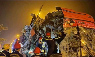 Bản tin 8H: Xe khách tông đuôi xe tải đang dừng, 16 người thương vong