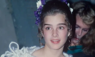 Nữ diễn viên hận mẹ ruột vì để mình chụp ảnh khỏa thân, quay cảnh nóng