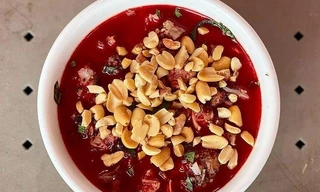 Gia đình 7 người cùng nhập viện nghi do ăn tiết canh bò