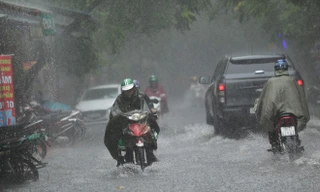 Miền Bắc mưa dông, miền Trung nắng nóng gay gắt