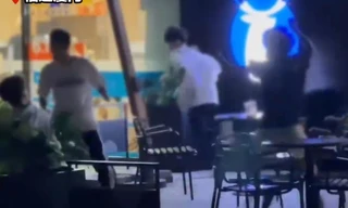 Hai TikToker bị kẻ lạ mặt cầm dao rượt đuổi khi đang livestream